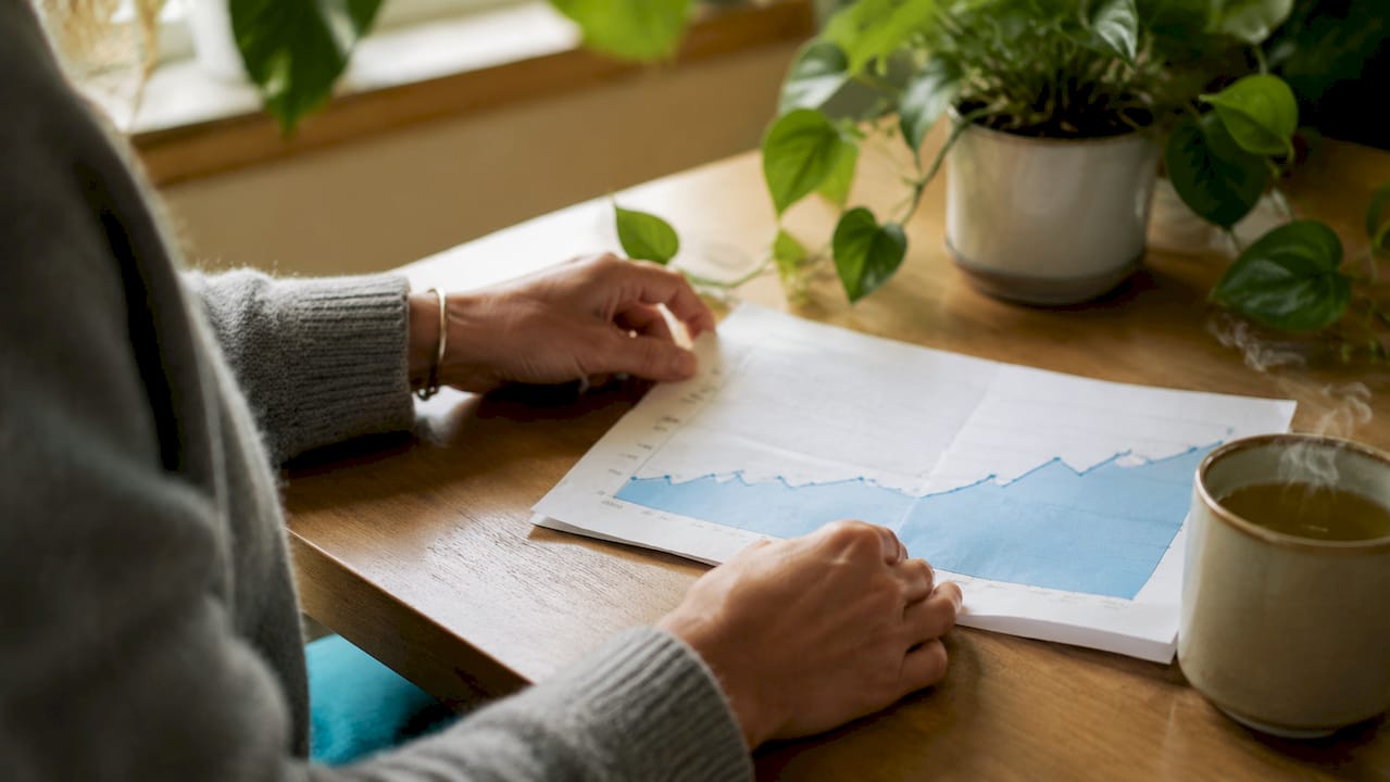 Hands pointing to backlink chart on psychology media analysis