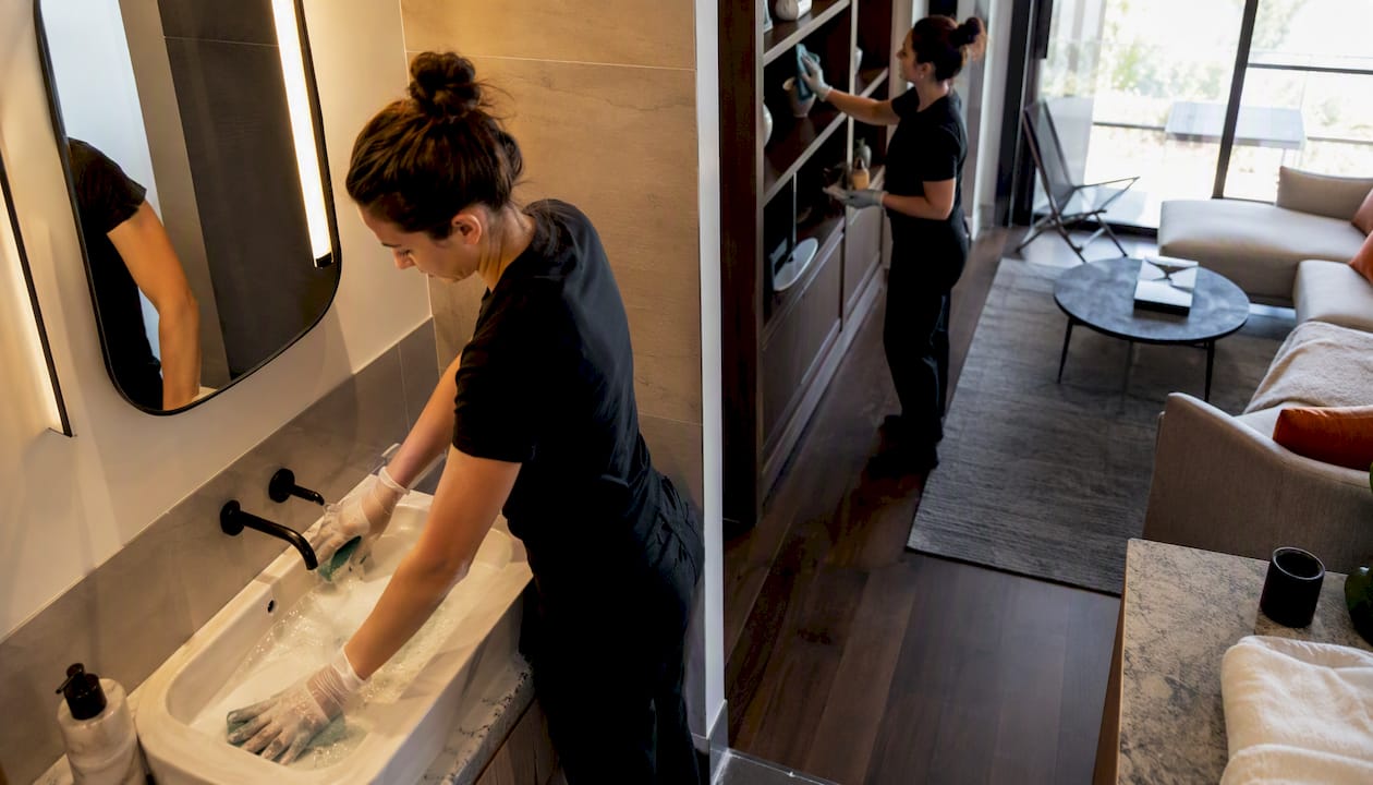 Two cleaners performing parallel cleaning workflow