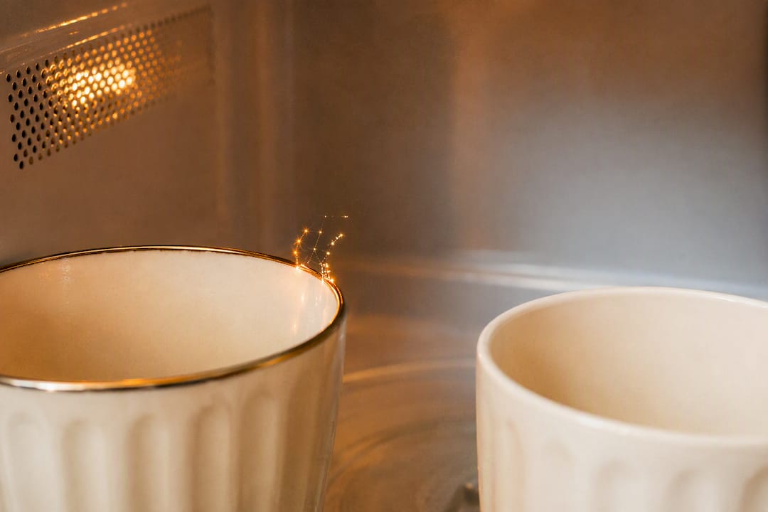 Illustration of metallic mug decoration arcing