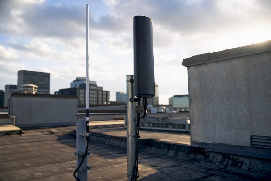 Different rooftop network antennas for diverse connections