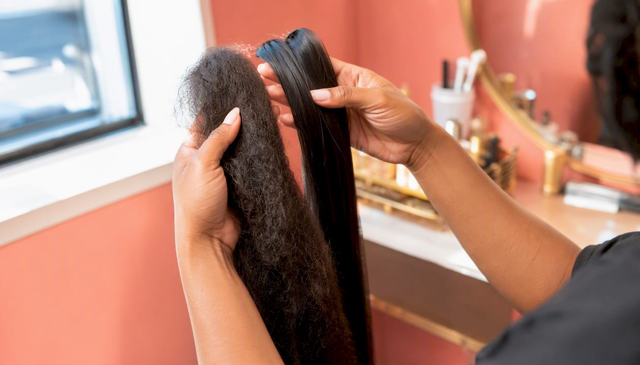 Hands comparing kanekalon and toyokalon hair textures