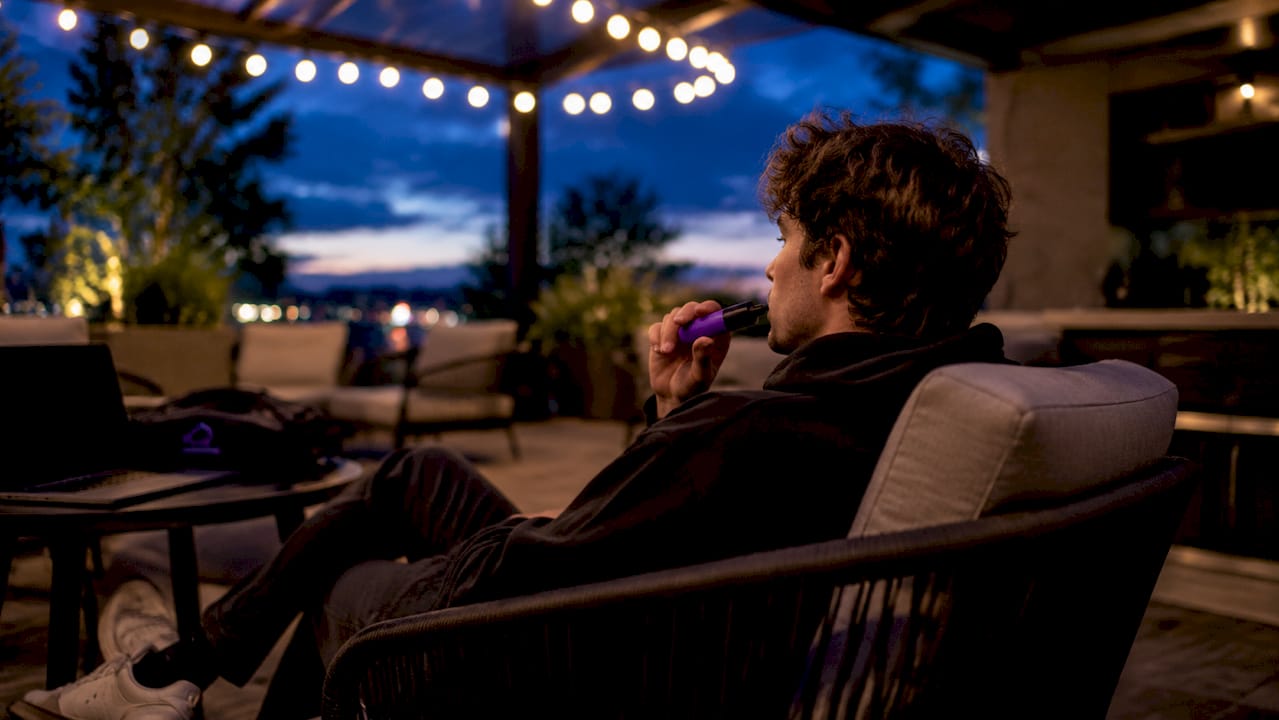 Hands holding disposable vape showing ergonomic grip