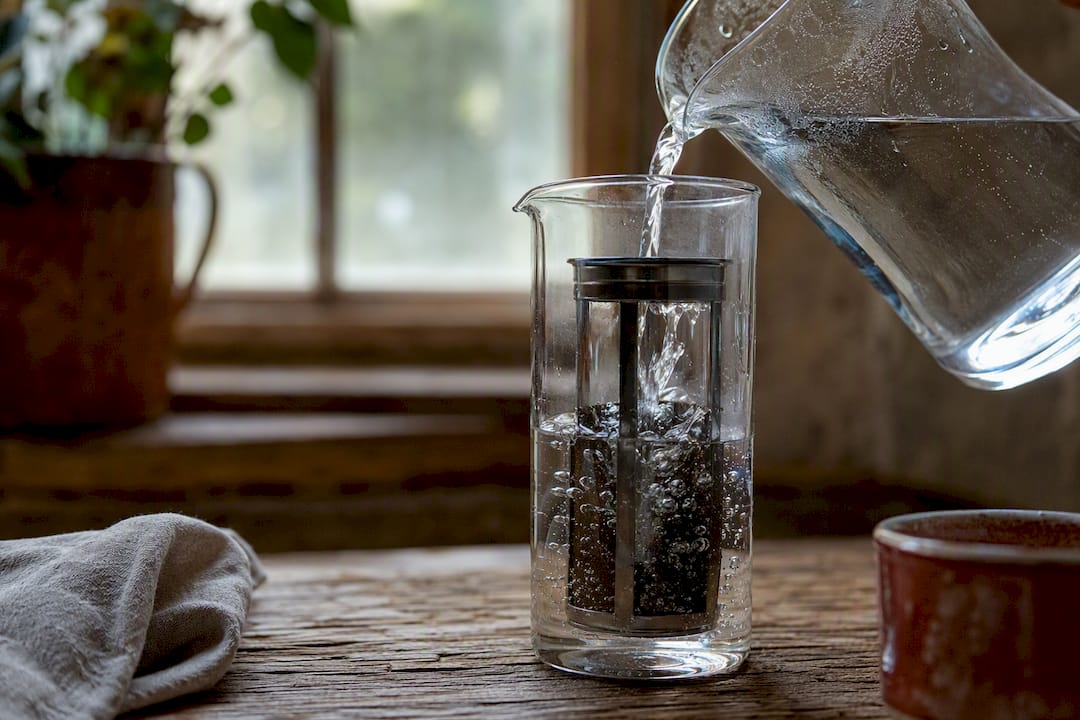 Água filtrada sendo despejada no pote de cold brew
