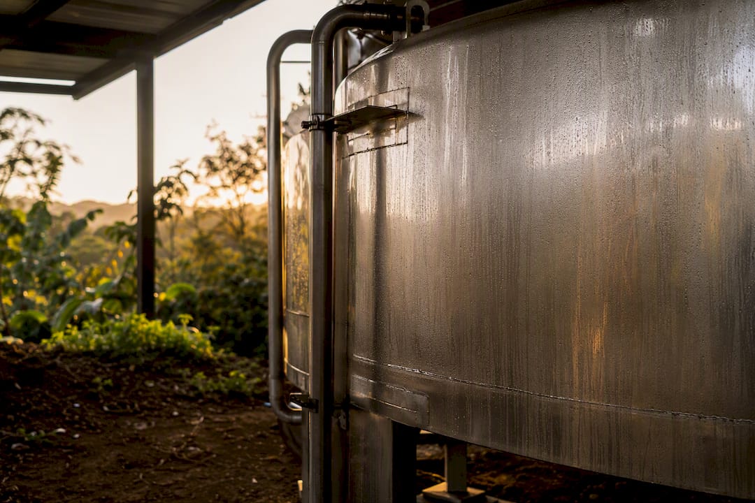 Tanque de fermentação em fazenda de café com processamento sustentável