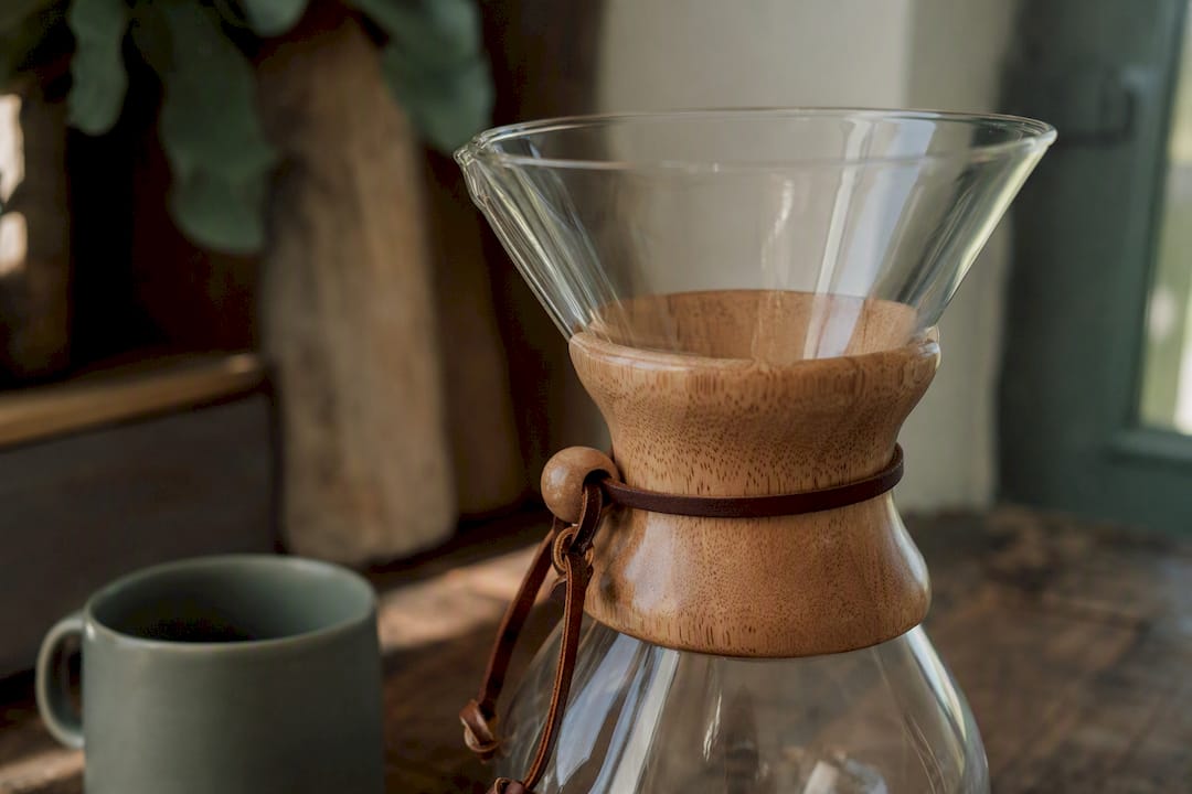 Détail en verre et bois de la cafetière Chemex