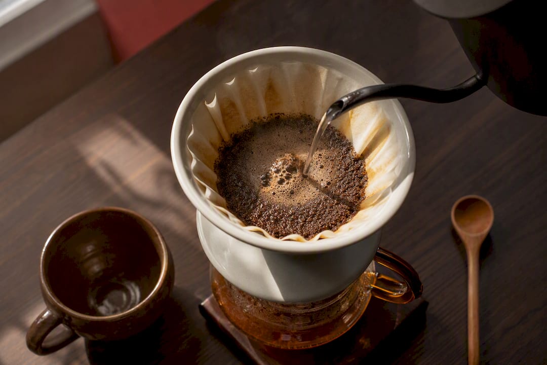 Café sendo coado em filtro de cerâmica