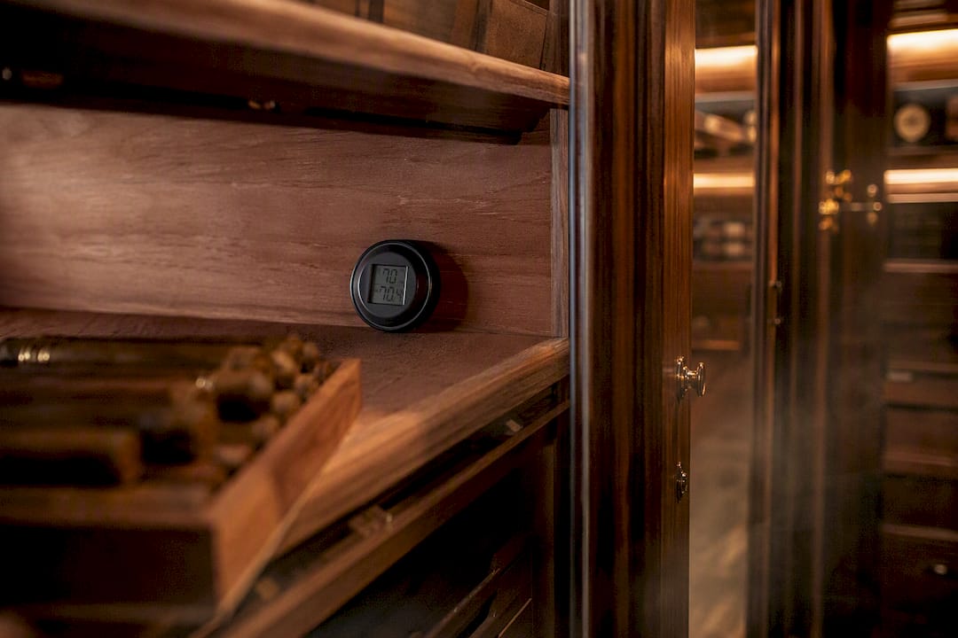 Humidity sensor placed at cigar height inside humidor