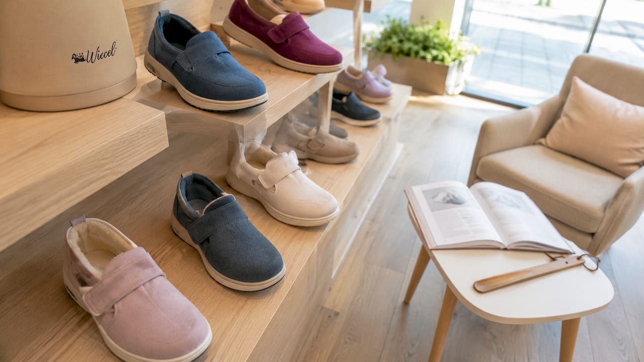 Im Fachhandel sind orthopädische Schuhe für Diabetiker direkt im Regal erhältlich.