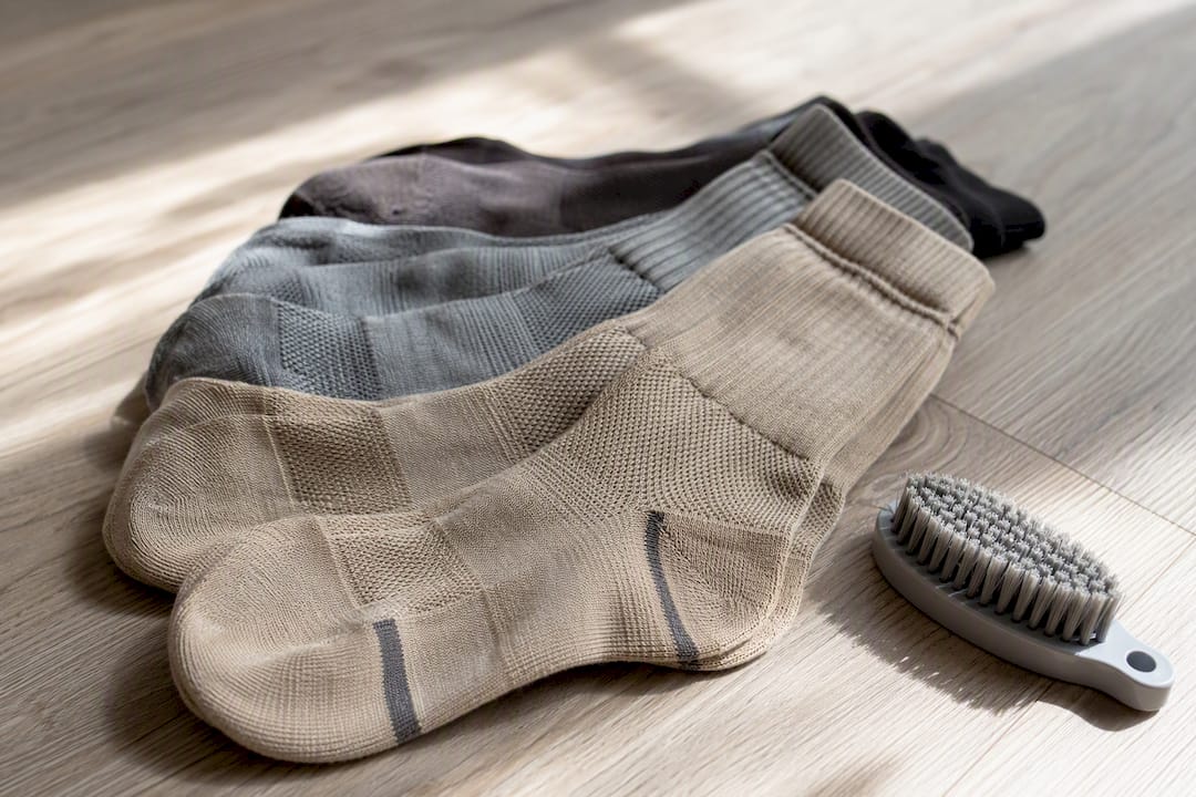 Merino- und Coolmax-Socken nebeneinander ausgelegt, um die Struktur zu zeigen