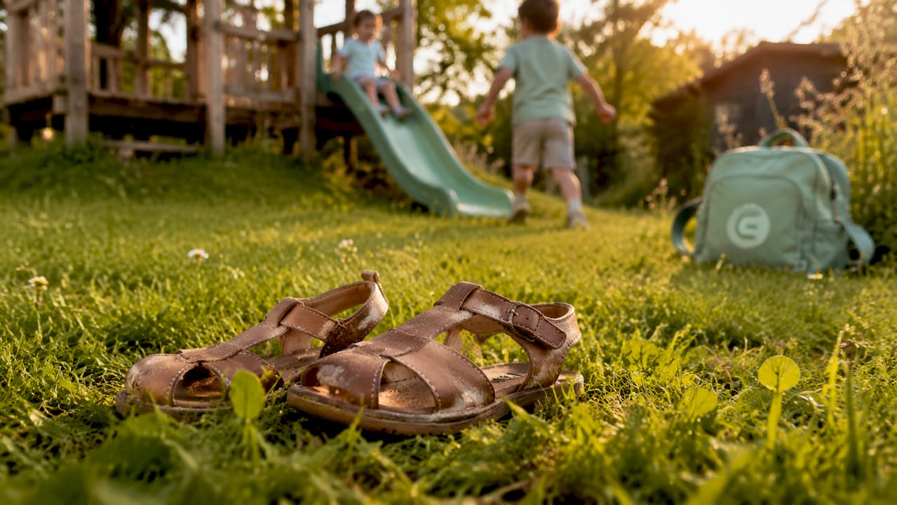 Mit Ledersandalen in Barfuß-Optik auf dem Spielplatz unterwegs