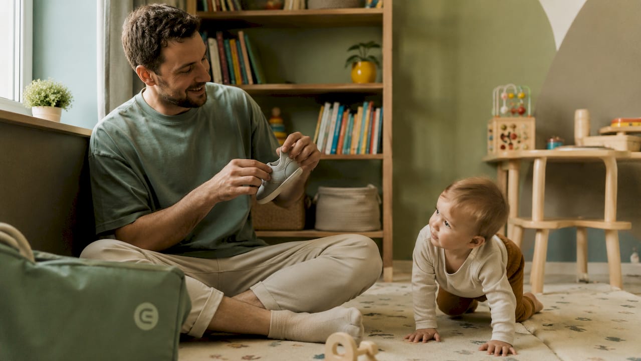 Vater entwickelt Kinderschuh, der mit den Füßen wächst