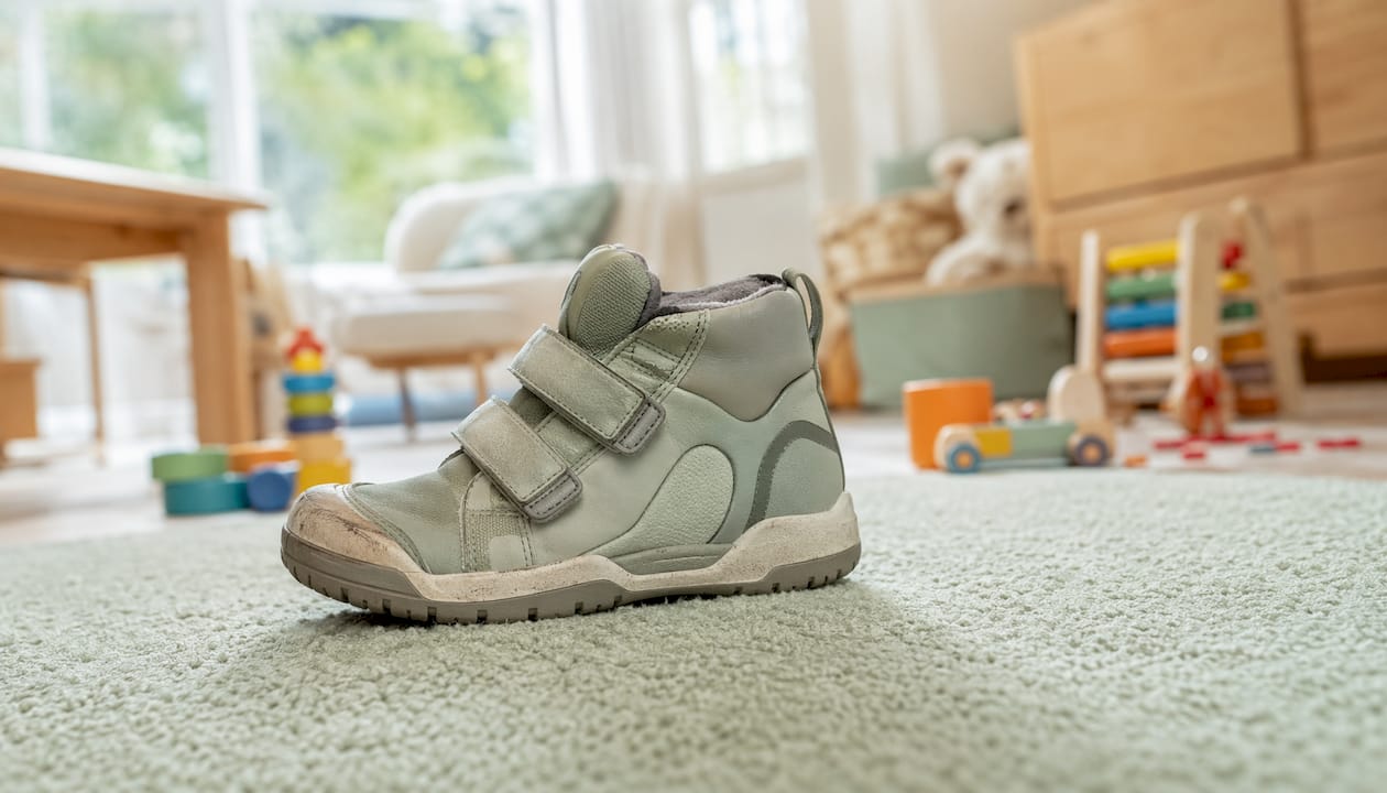 Detailansicht eines Outdoor-Kinderschuhs mit atmungsaktiver Membran