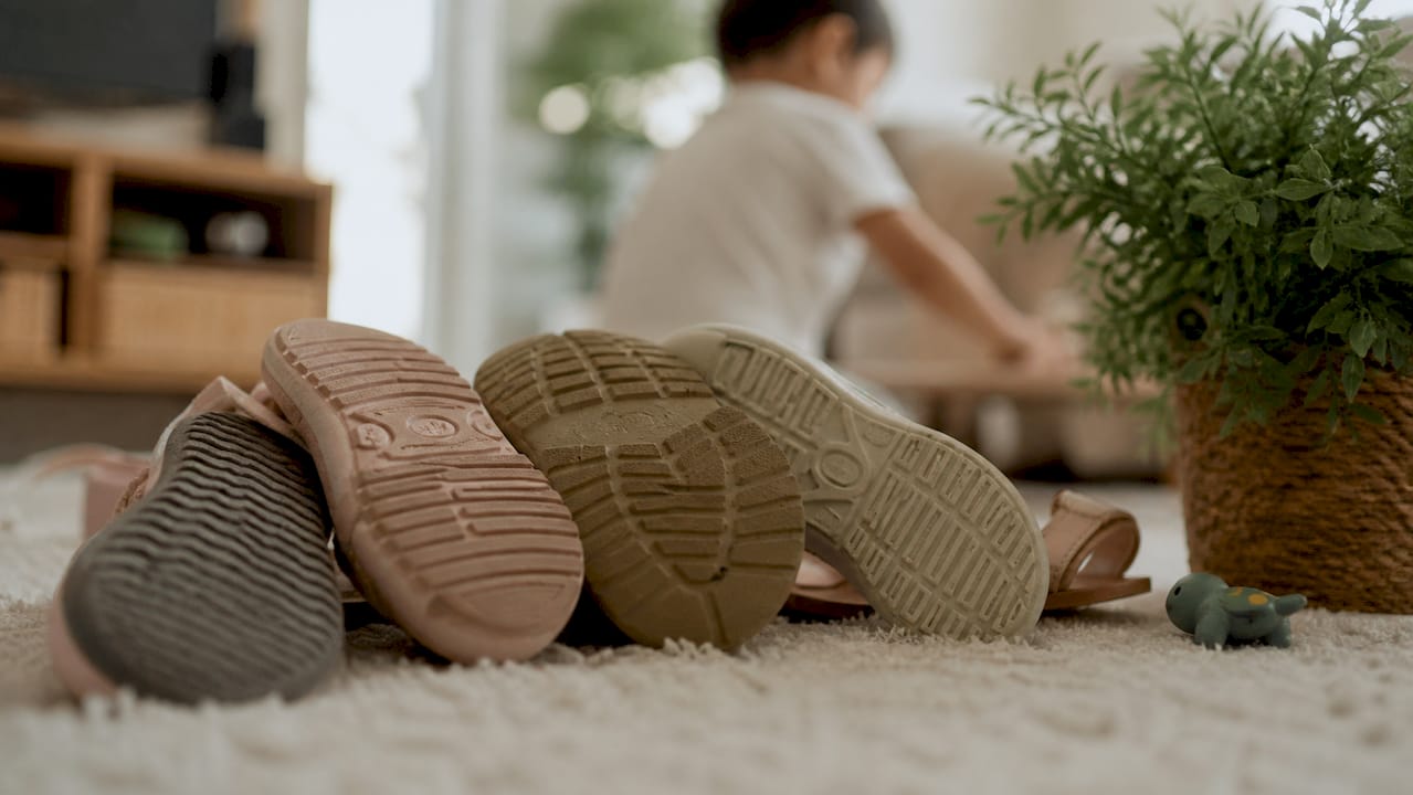 Kindersandalen mit Sohlen in unterschiedlichen Stärken – für jeden Fuß die passende Variante.