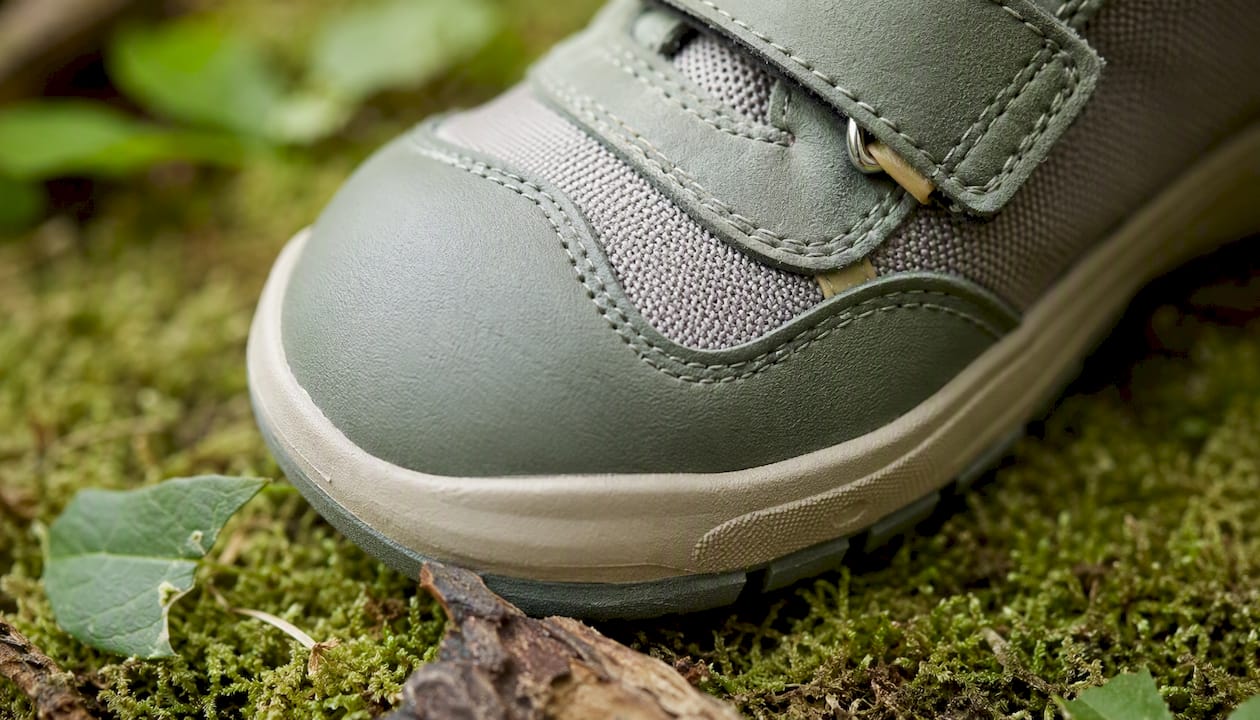 Detailansicht eines Schuhs mit einer Materialkombination aus Leder und Mesh.