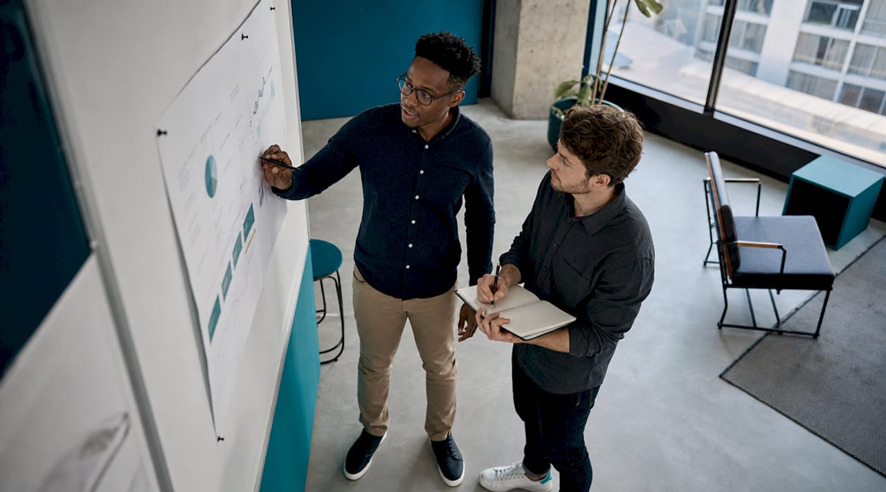 Un data scientist et un ingénieur informatique travaillent ensemble au bureau