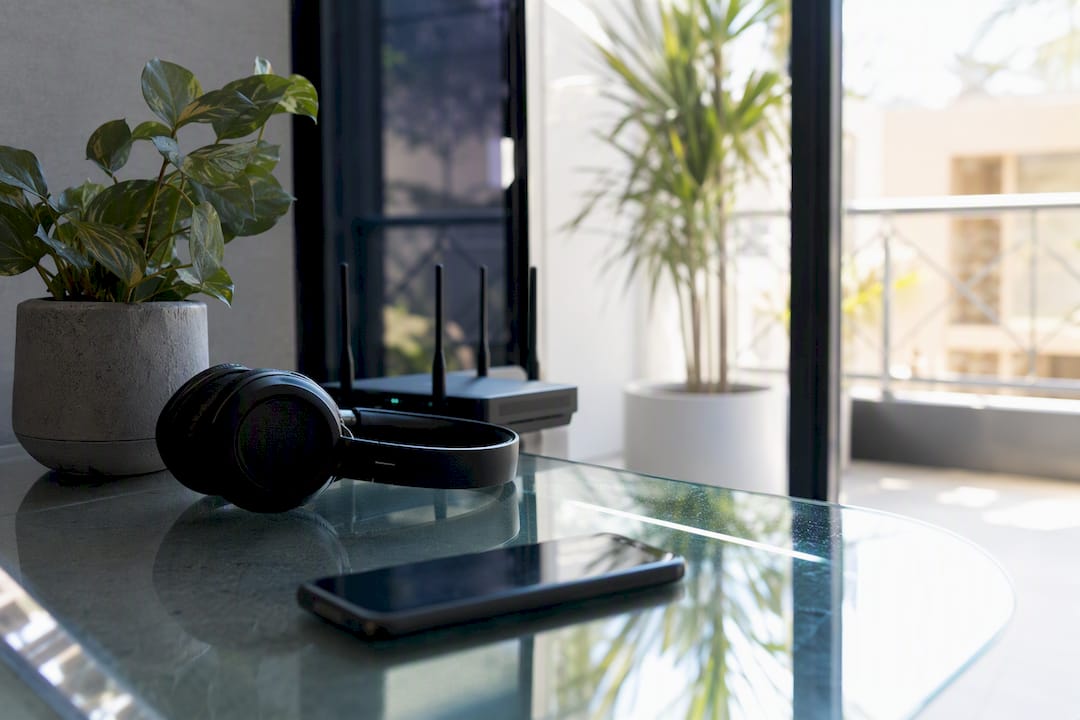 Merci de poser vos appareils en mode silencieux sur la table.