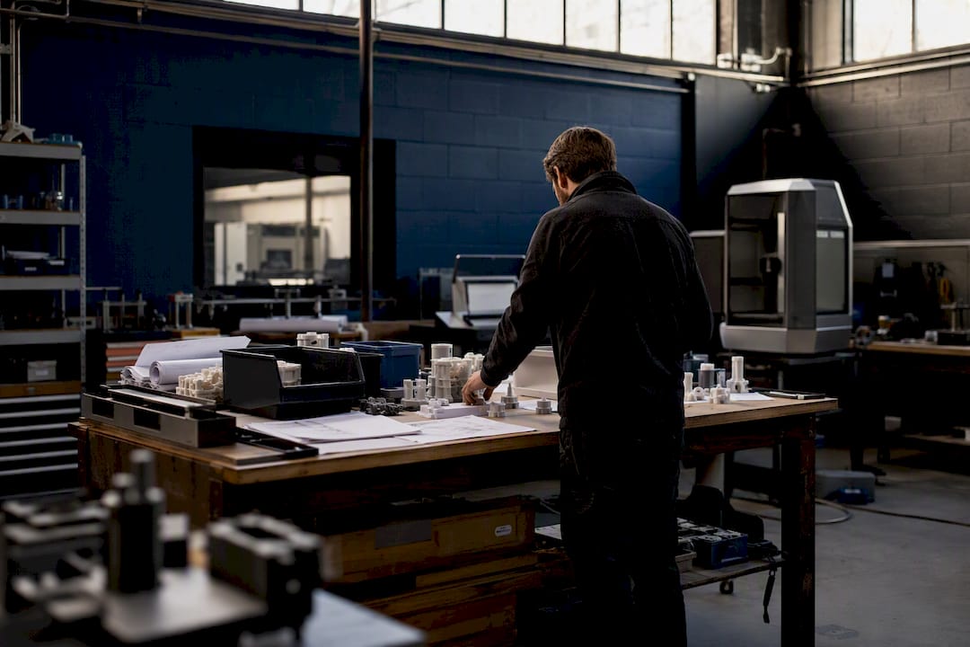 Mains préparant des plans techniques industriels