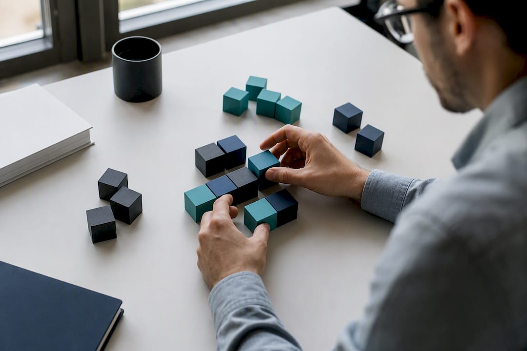 Mains organisant des cubes de données symbolisant l'apprentissage du chatbot