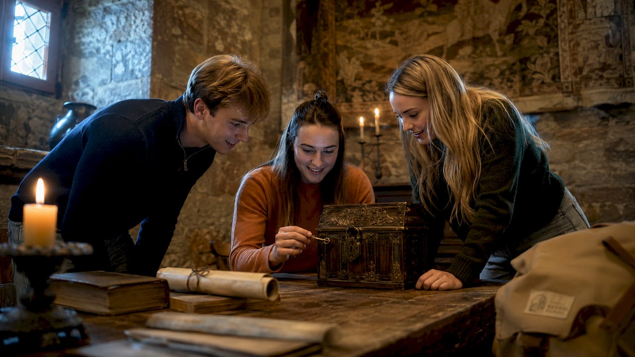 Een vrouw probeert een puzzel op te lossen in een escape room die is ingericht als een kasteel.
