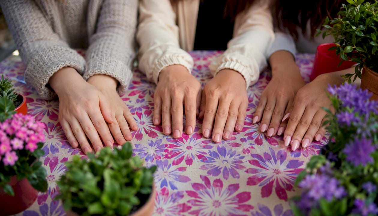 Different nail growth rates on female hands