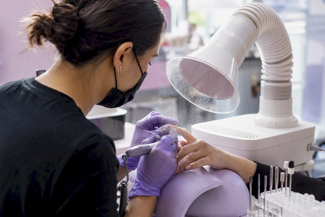 Nail station with ventilation capturing acrylic dust