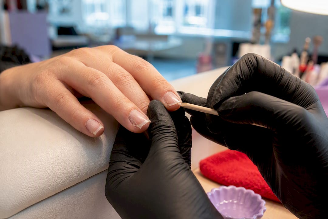 Peeling fingernails examined in a salon