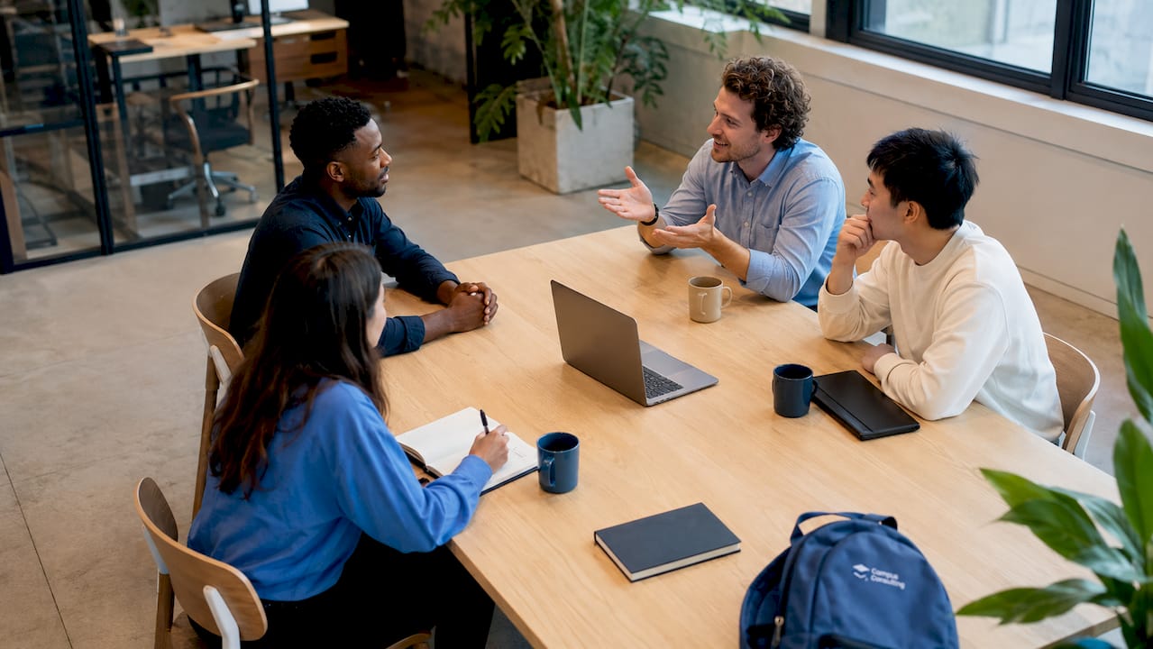 Brainstorming d'une équipe agile au cœur d'une jeune pousse dynamique.