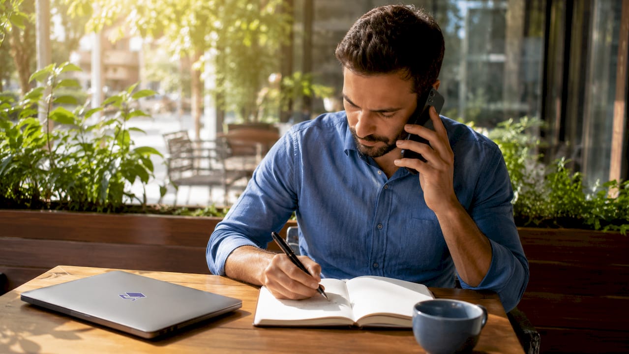 Un formateur indépendant en pleine conversation téléphonique