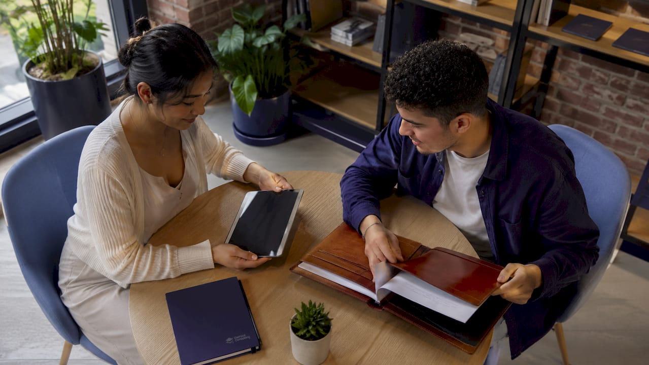 De jeunes freelances échangent autour de leurs portfolios et se conseillent sur l’optimisation de leur travail.