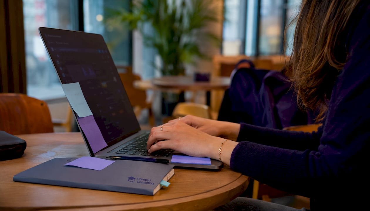 Une community manager en plein travail sur son ordinateur portable