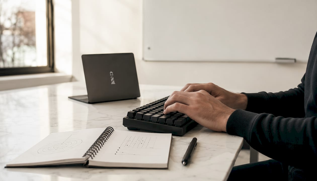 Des mains s’activent sur le clavier pour réaliser un audit analytique.