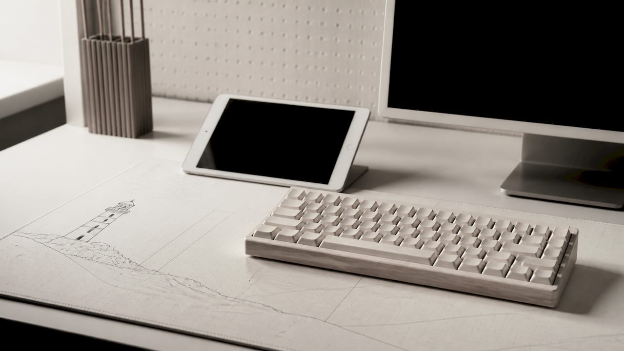 Bureau décoré sur le thème du phare, avec clavier et tablette éteints posés dessus.