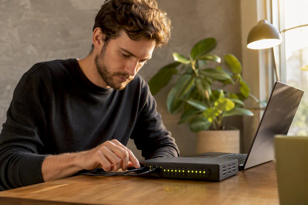 Hand adjusting network router device