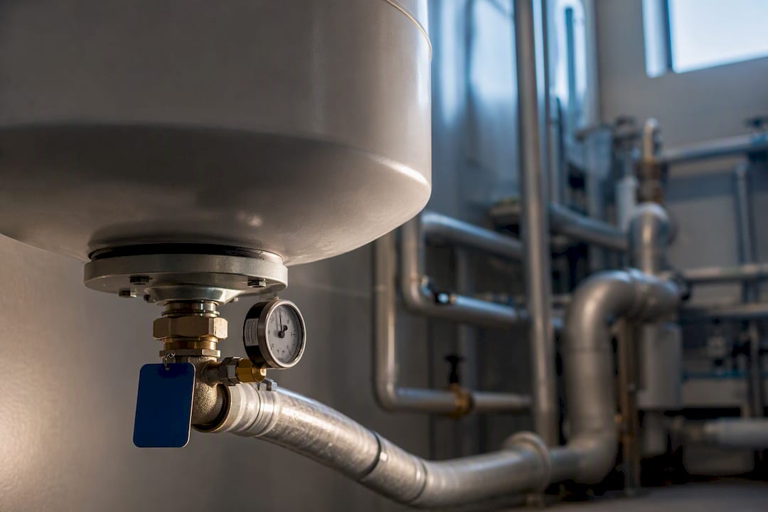 Expansion vessel connection in a plant room