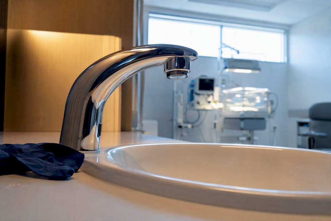 Clinical sink tap outlet beside neonatal care
