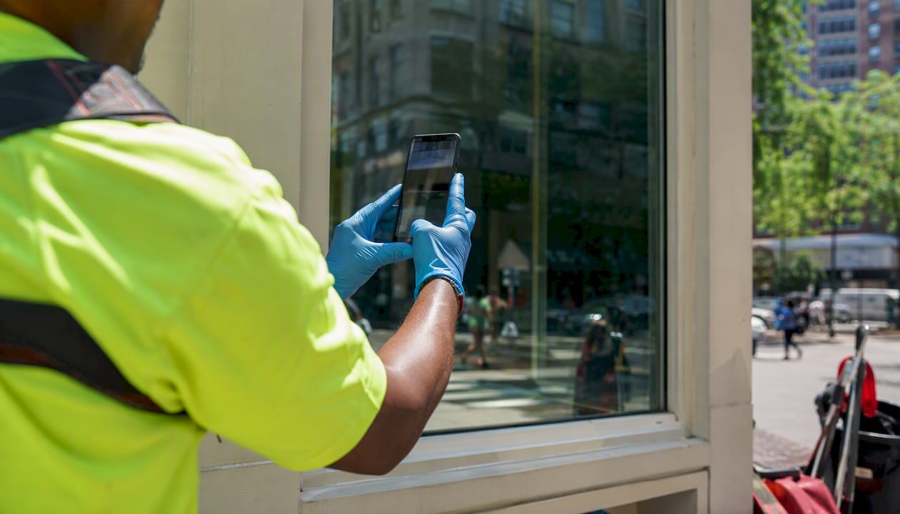 Window cleaner photographing clean window