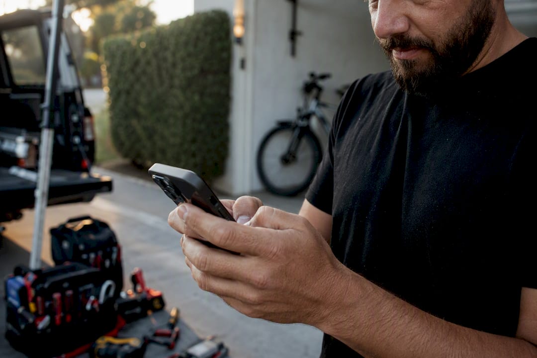 Contractor quickly replying on smartphone