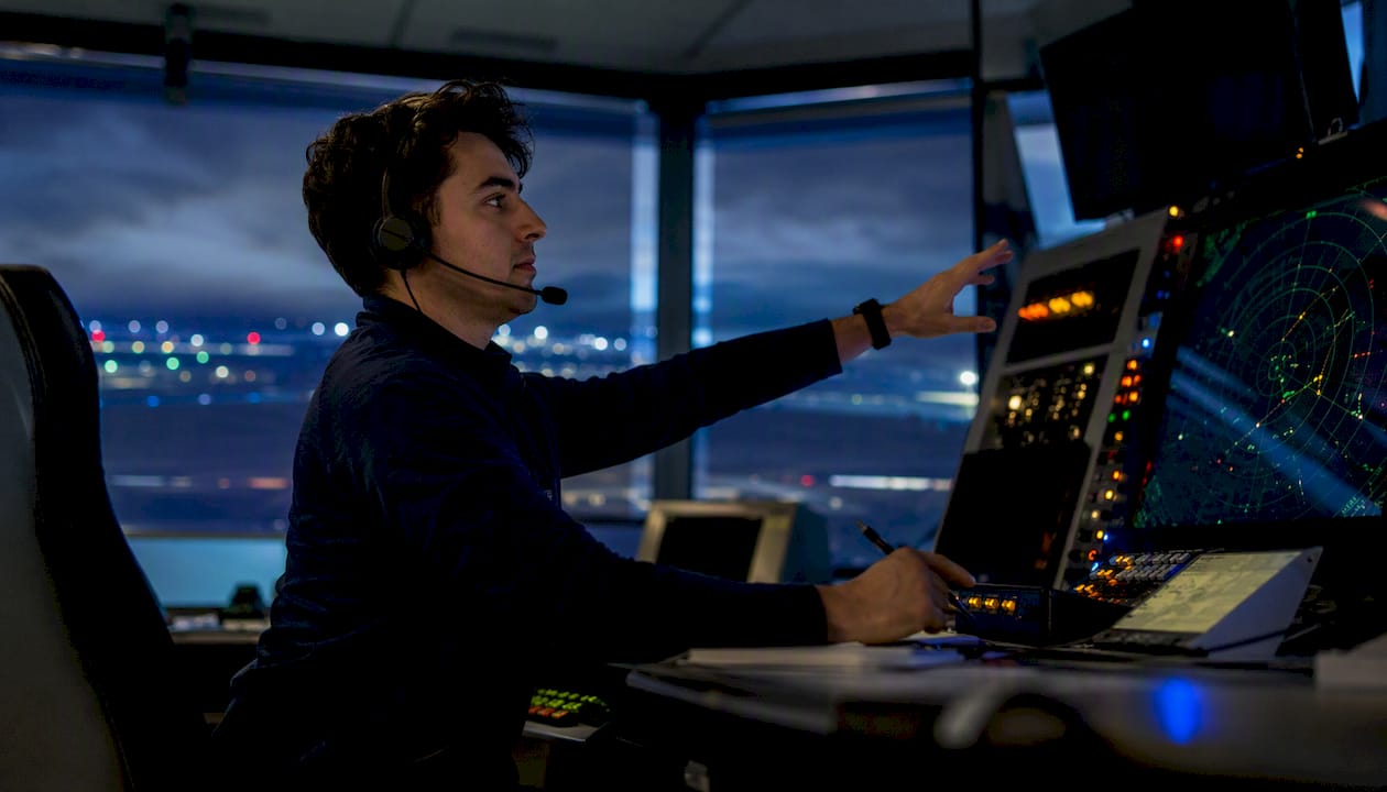 Air traffic controller using radar and controls