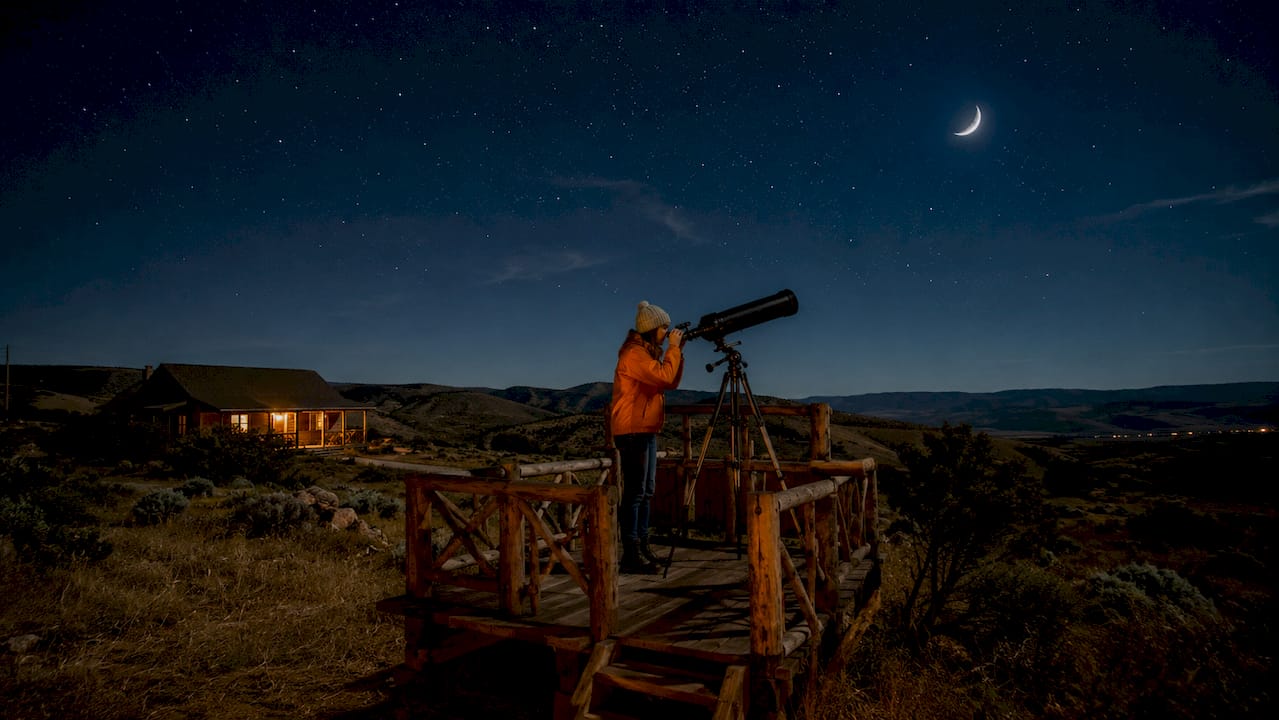 Un observatorio en el campo, iluminado por la suave luz de una luna menguante