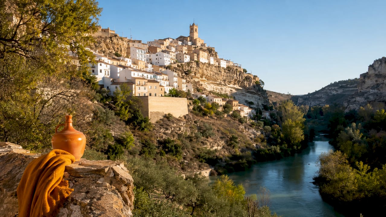 El pintoresco pueblo de Alcalá del Júcar, enclavado junto a la hoz del río, ofrece un paisaje espectacular que cautiva a todos sus visitantes.
