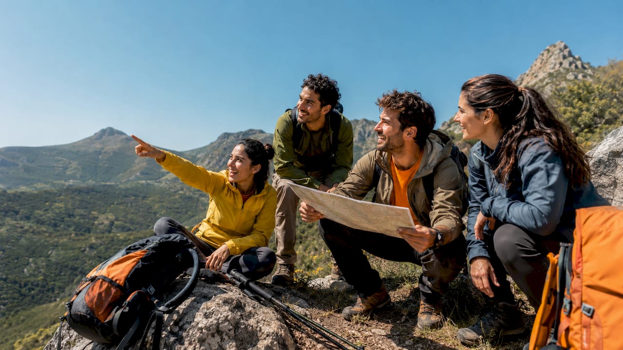 Un grupo de amigos organiza una ruta de senderismo por las colinas del campo.