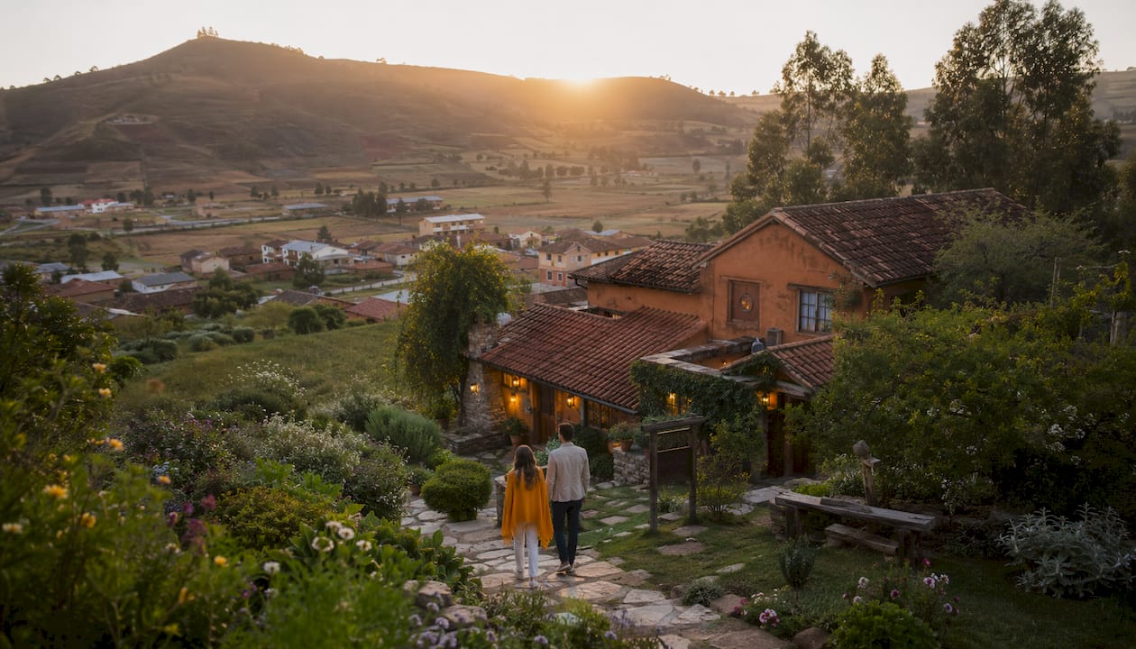 Un acogedor hotel con encanto en pleno entorno natural, ideal para disfrutar de la puesta de sol en el campo.