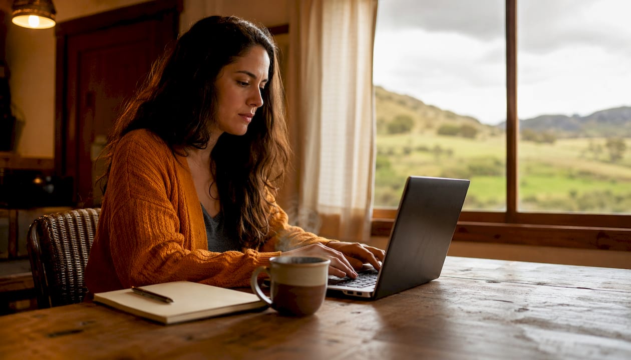 Una mujer realiza una reserva en una plataforma rural especializada en experiencias relacionadas con el café.