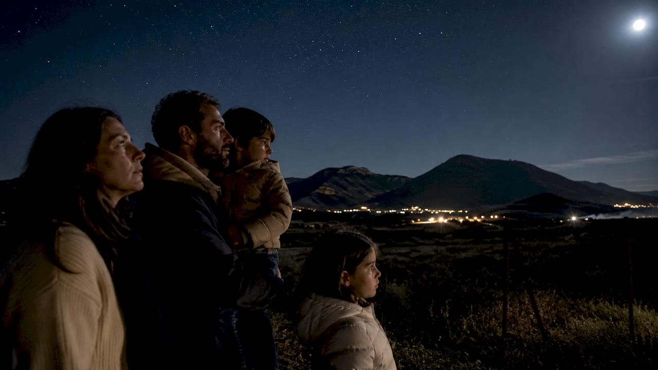 Terremoto oggi Italia: guida per cittadini e turisti 1 Una famiglia ammira le colline vulcaniche illuminate dalla notte