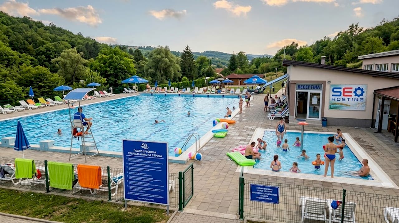 Porodice uživaju u kupanju na otvorenim bazenima poznatog srpskog banjskog kompleksa.