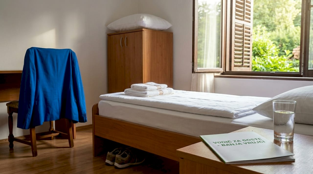 Pogledajte kako izgleda unutrašnjost jednokrevetne sobe u hotelu u Banji Vrujci.