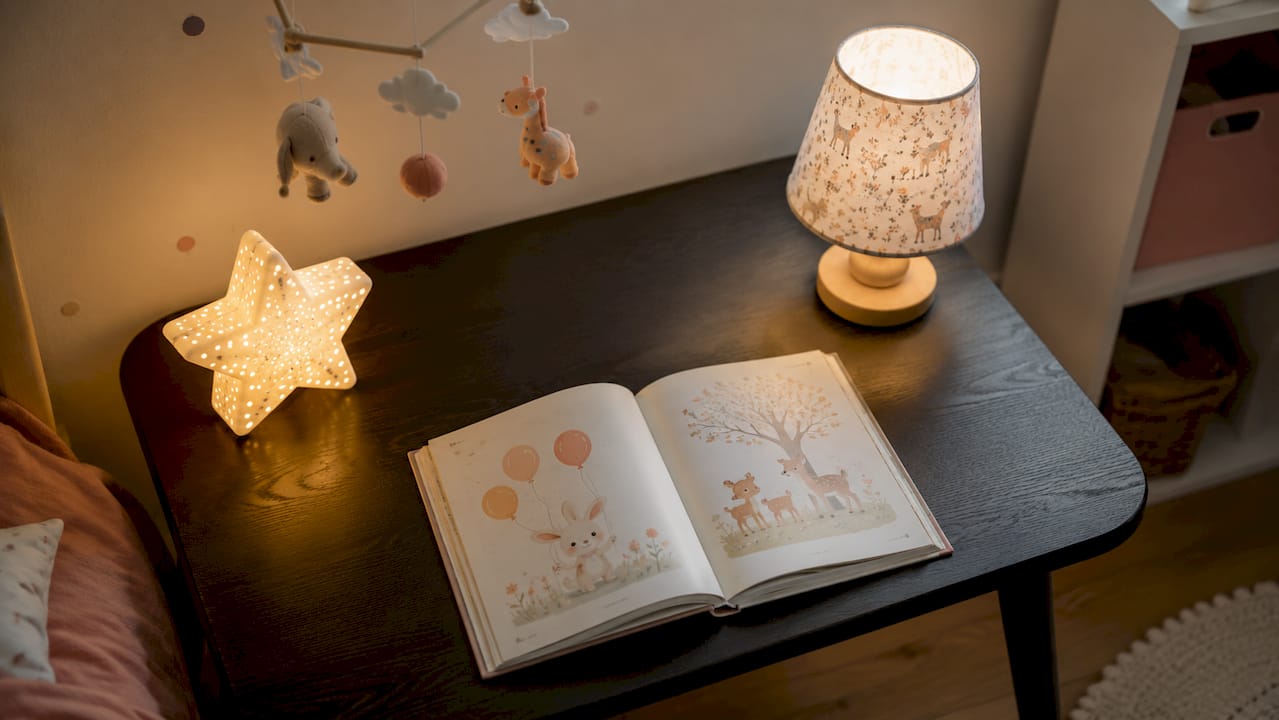Quelle différence entre une veilleuse et une lampe de chevet pour bébé ? Nos conseils pour bien choisir.