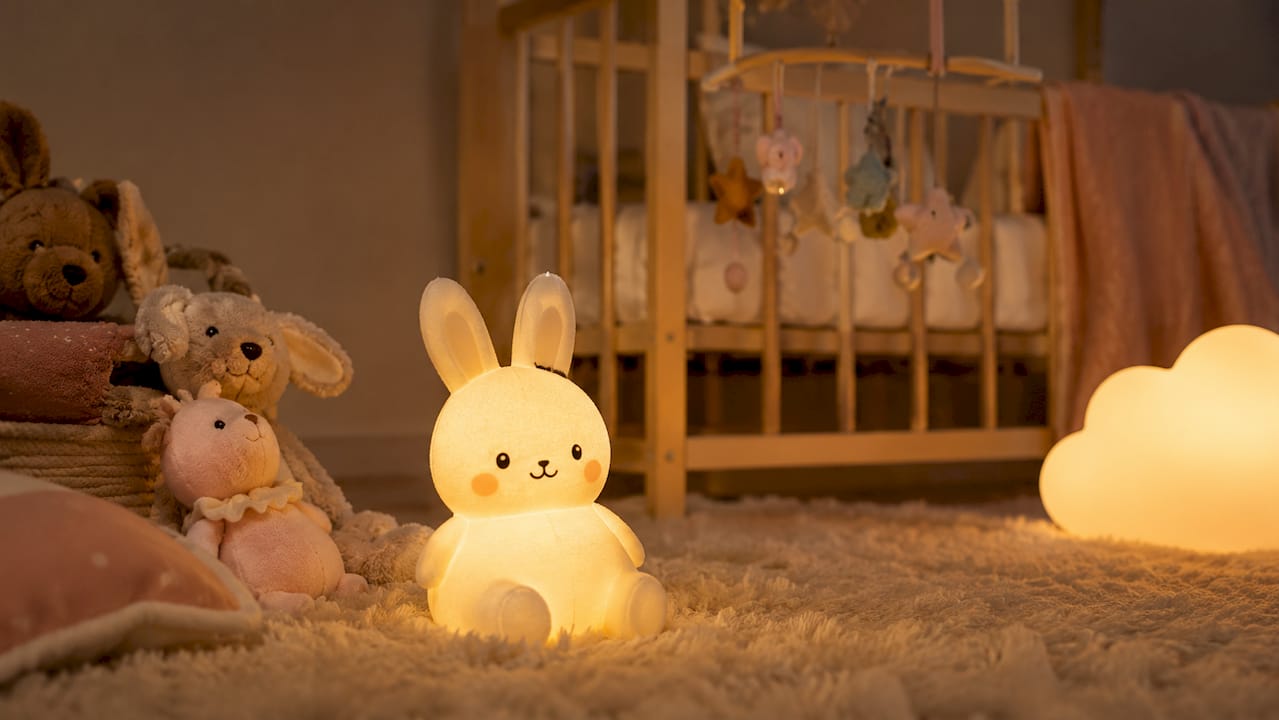 Ce doudou vert, tout doux, brille délicatement dans l'obscurité pour rassurer les petits pendant la nuit.