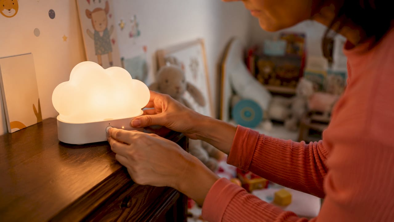 Une simple pression de la main permet d’ajuster la luminosité de la veilleuse pour bébé.