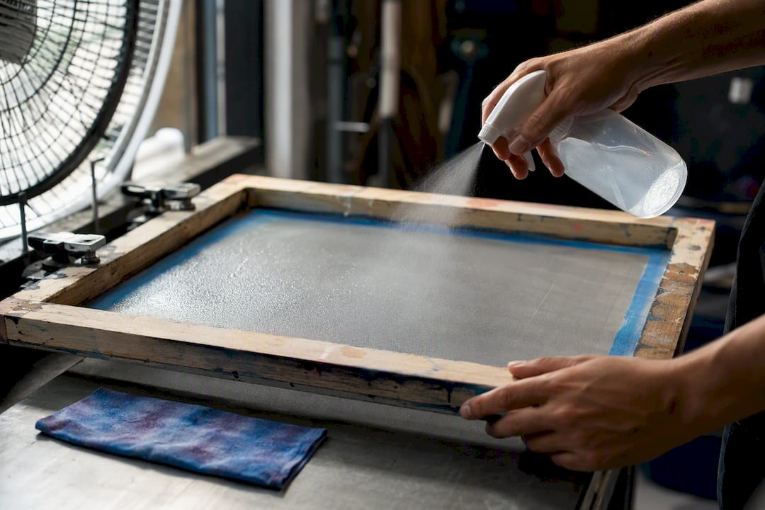Printer misting screen to prevent ink drying